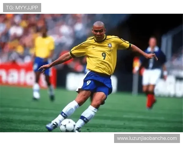 深度解读世界足球巨星成长历程与赛场巅峰表现全景式多维观察视角